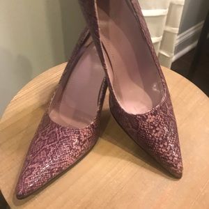 Purple two tone snake skin print pump